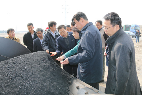 圖為董事長(cháng)朱書(shū)成和國家能源局領(lǐng)導、專(zhuān)家正在查看成品提質(zhì)煤。攝影 李一凡_副本3.jpg